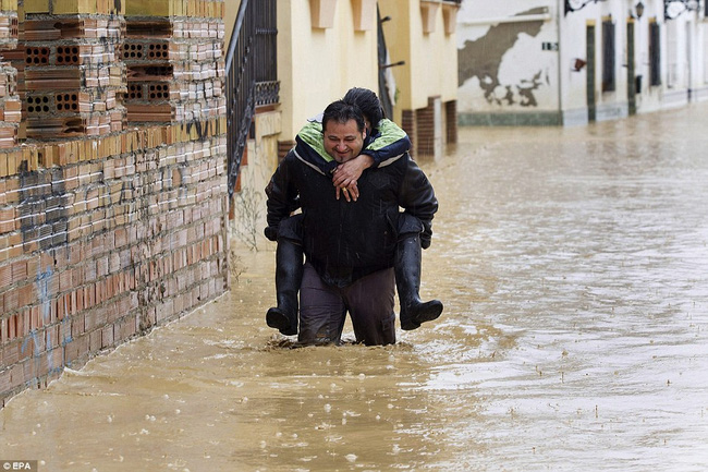 Chùm ảnh: Trận lụt khủng khiếp nhất suốt 27 năm qua ở Tây Ban Nha - Ảnh 9.