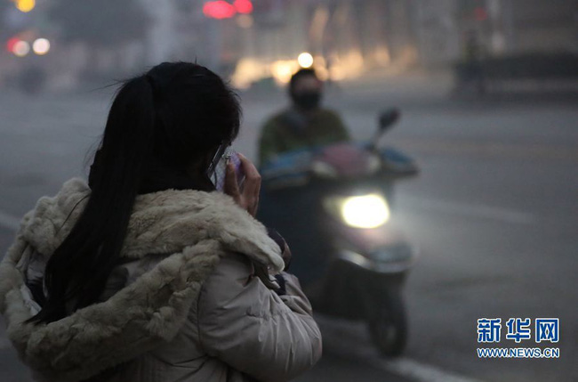 Trung Quốc: Ô nhiễm không khí tới nỗi học sinh ngồi thi ngoài sân trường khỏi cần giám thị - Ảnh 9.