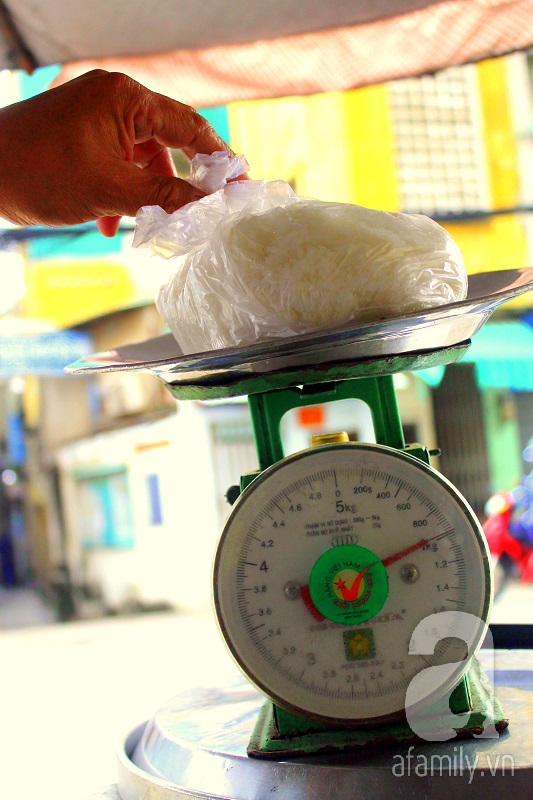 Chỉ có ở Sài Gòn: Lạ đời con phố bán cơm trắng đựng trong túi nilon, ai cũng chỉ mong lời ít thôi - Ảnh 9.