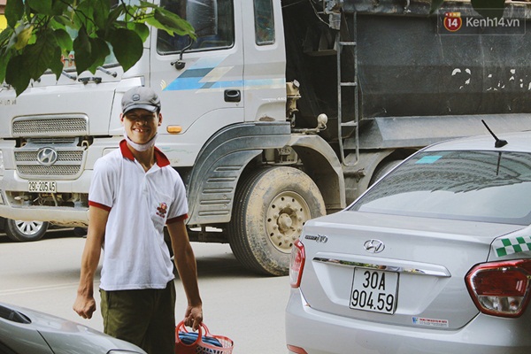 Nếu ai đó luôn thở than chán việc, hãy nhìn cách anh đánh giày bị bại não đang hăng say làm việc thế nào... - Ảnh 9.