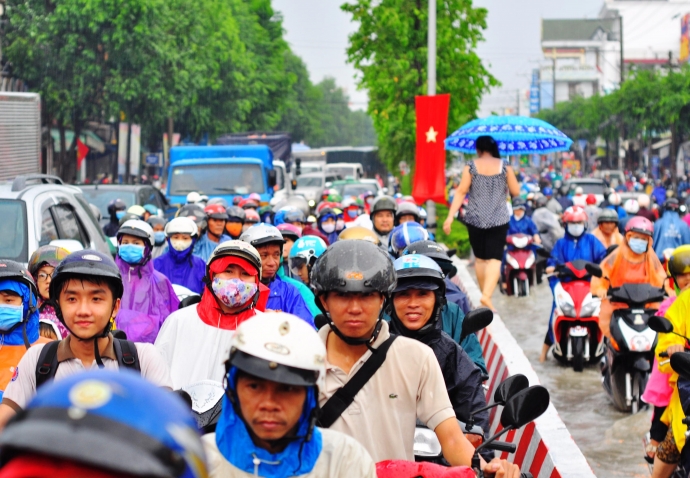 Biên Hòa trong biển nước, dân bì bõm về nhà - Ảnh 8.