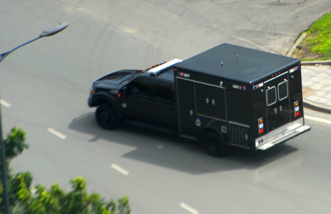 Hai chiếc xe chống đạn chở ông Obama đã đến TP.HCM - Ảnh 8.