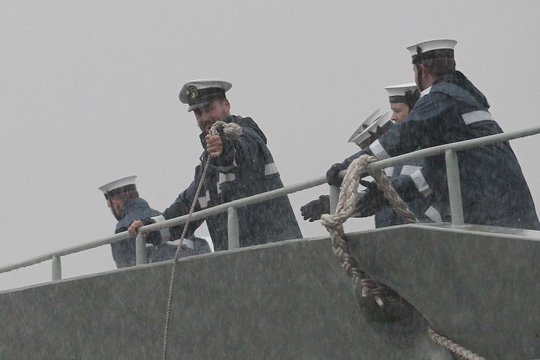 Tàu hải quân Úc đội mưa gió đến TP HCM - Ảnh 9.