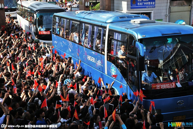 Choáng trước cảnh tượng hàng chục ngàn phụ huynh Trung Quốc tiễn con lên đường đi thi Đại học - Ảnh 9.