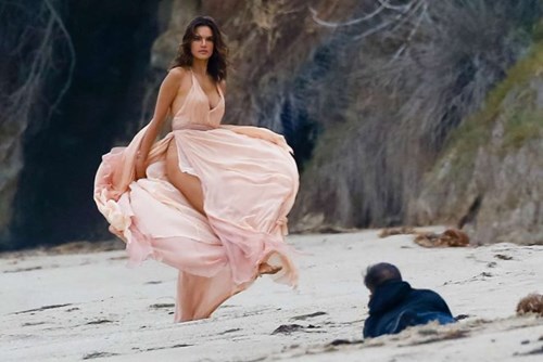 ‘Thiên thần nội y’ Alessandra Ambrosio cực gợi cảm bên bờ biển - Ảnh 11.