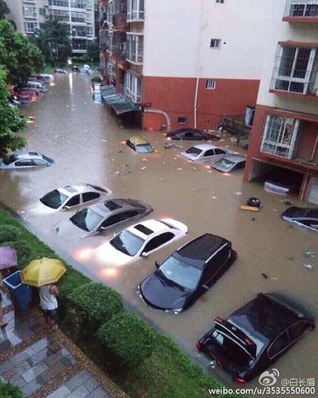 Chùm ảnh: Cảnh tượng lụt lội khủng khiếp ở Trung Quốc - Ảnh 9.