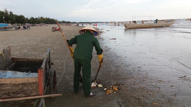 Vật thể lạ chưa từng thấy, bốc mùi ở bãi biển Trà Cổ - Ảnh 8.