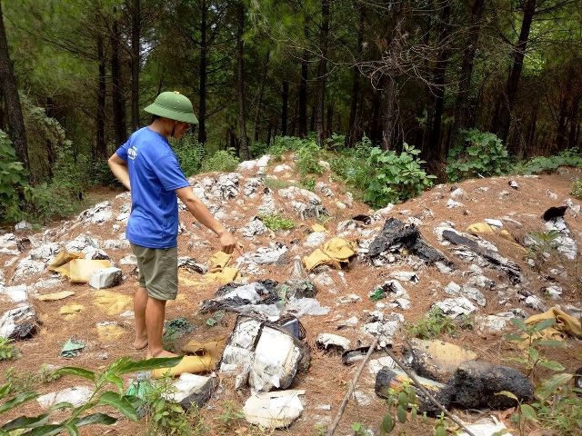 Hà Tĩnh: Phát hiện hàng trăm tấn rác thải có chữ Trung Quốc đổ vào rừng - Ảnh 8.