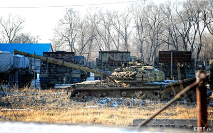 Chùm ảnh đẹp long lanh chụp bên trong “nghĩa địa” xe tăng ở Nga - Ảnh 9.