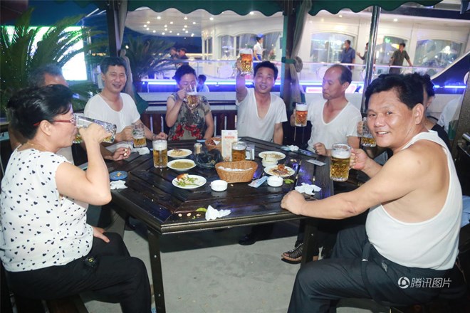 [Photo] Có gì đặc biệt trong lễ hội bia đầu tiên của Triều Tiên - Ảnh 9.