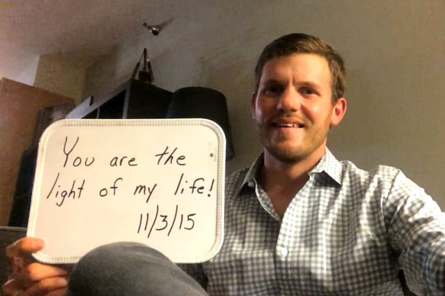 Bạn trai của năm: Quay clip trong suốt 365 ngày với tấm bảng viết những lời yêu thương để cầu hôn bạn gái - Ảnh 9.