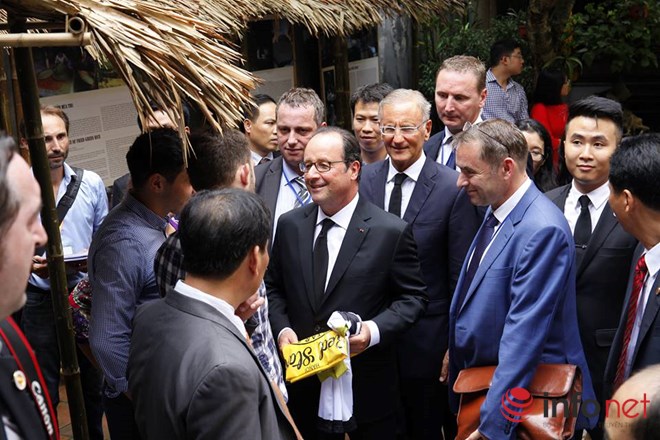 Hình ảnh Tổng thống Pháp dạo phố cổ Hà Nội cùng giáo sư Ngô Bảo Châu - Ảnh 8.
