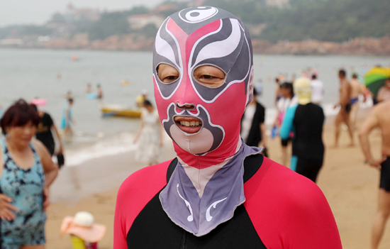 Dân Trung Quốc mặc đồ bơi đi biển trông như đi diễn tuồng - Ảnh 9.