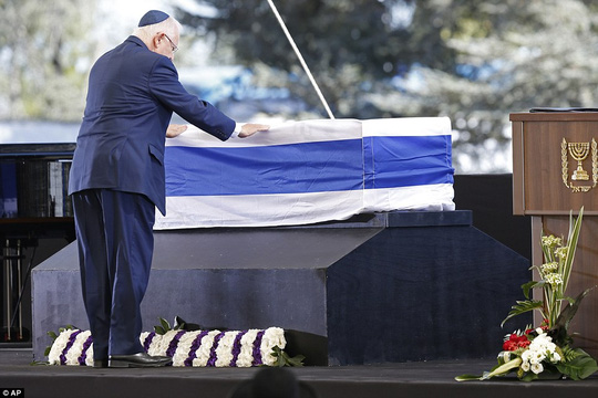Cái bắt tay lịch sử trong lễ tang ông Shimon Peres - Ảnh 9.