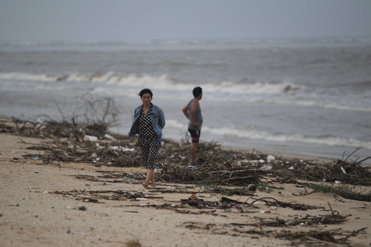 Sau lũ, rác thải ngập bờ biển Quảng Bình - Ảnh 10.