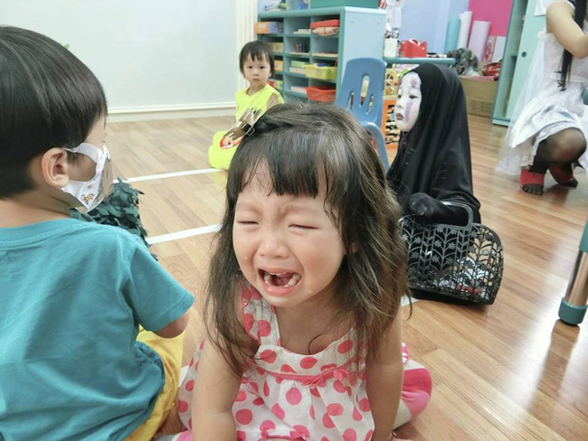 Mặc cho bạn bè bị doạ đến khóc, cô nhóc này vẫn vui vẻ tới trường với màn hoá trang Vô Diện - Ảnh 10.