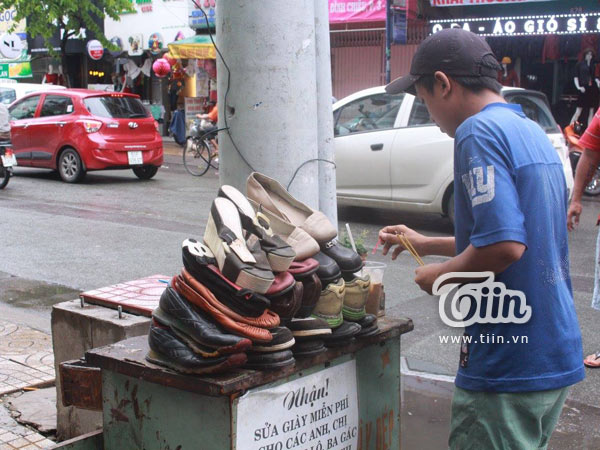 Cận cảnh quán sửa giày miễn phí của cậu bé nghèo giữa Sài Gòn - Ảnh 10.