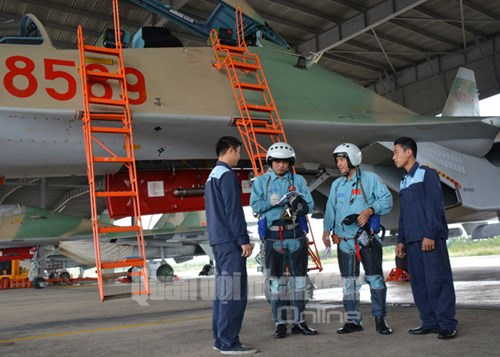 Công phu với những chuyến bay tiêm kích đa năng Su-30MK2 - Ảnh 10.