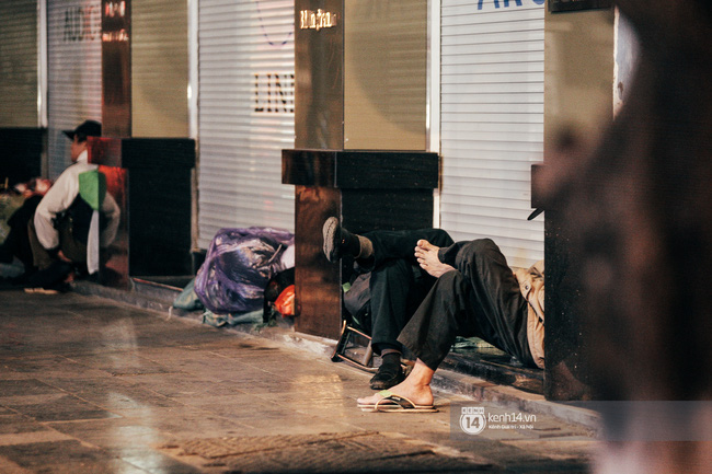 Đêm lạnh sâu đầu tiên ở Hà Nội - Thương lắm những giấc ngủ dài rét buốt của người vô gia cư - Ảnh 10.