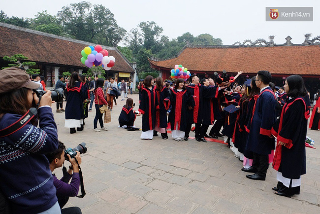 Hàng nghìn sinh viên chen chúc chụp ảnh kỷ yếu, hồn nhiên dẫm lên cỏ ở Văn Miếu - Ảnh 10.