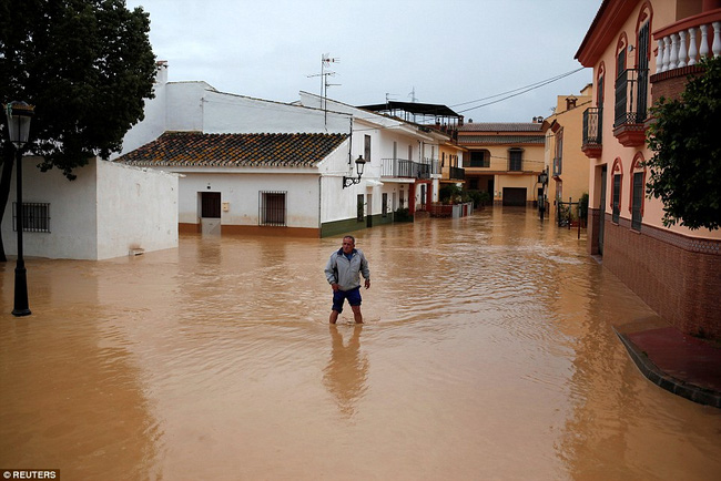 Chùm ảnh: Trận lụt khủng khiếp nhất suốt 27 năm qua ở Tây Ban Nha - Ảnh 10.