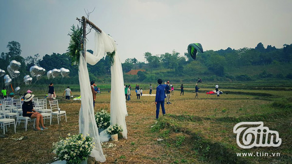 Màn rước dâu trên không và đám cưới giữa cánh đồng độc nhất vô nhị - Ảnh 7.