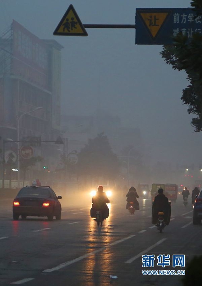 Trung Quốc: Ô nhiễm không khí tới nỗi học sinh ngồi thi ngoài sân trường khỏi cần giám thị - Ảnh 10.