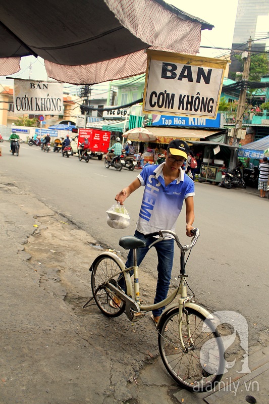 Chỉ có ở Sài Gòn: Lạ đời con phố bán cơm trắng đựng trong túi nilon, ai cũng chỉ mong lời ít thôi - Ảnh 10.