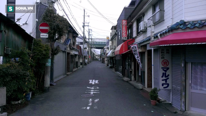 Tên đường phố Nhật Bản có thể không giống nhau, nhưng từng cái đều đậm chất địa phương và mang trong mình một câu chuyện. Những con phố đắt giá ở khu Ginza đến những con phố ẩm thực đông đúc như Ameyoko - tất cả đều là những thử thách để bạn khám phá. Xem các bức ảnh đường phố Nhật và khám phá thêm về đất nước này.