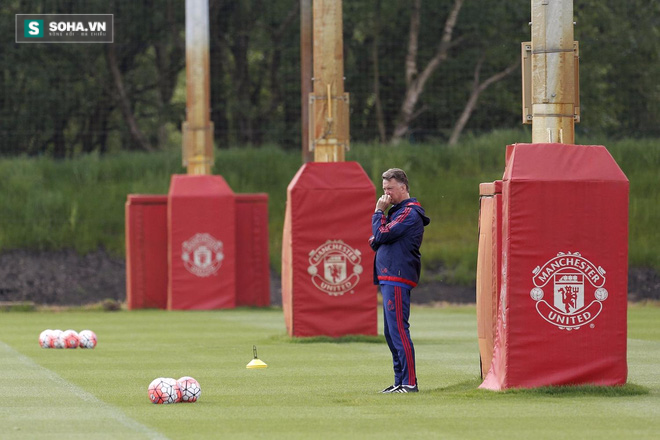 Cả Mourinho lẫn Van Gaal sẽ cùng làm việc ở Man United - Ảnh 1.