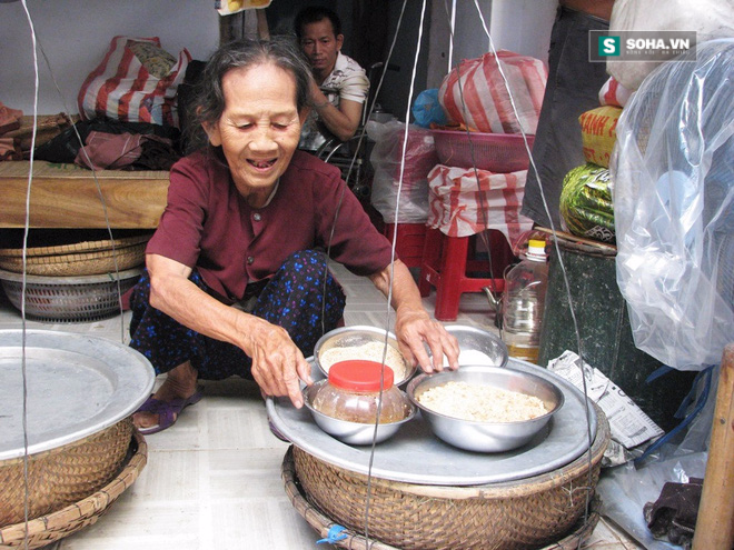Cụ bà 85 tuổi và gánh xôi đầy mồ hôi, nước mắt trên phố Đà Nẵng - Ảnh 2.