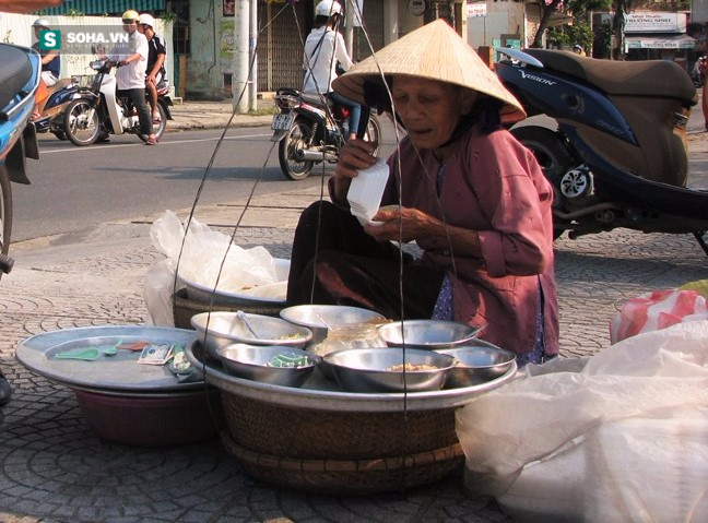 Cụ bà 85 tuổi và gánh xôi đầy mồ hôi, nước mắt trên phố Đà Nẵng - Ảnh 3.