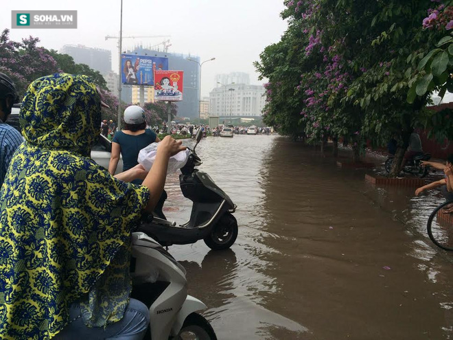 Hình ảnh mới nhất về ngập nặng ở Hà Nội - Ảnh 19.