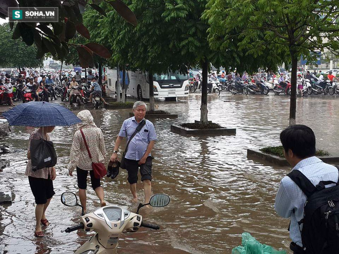 Hình ảnh mới nhất về ngập nặng ở Hà Nội - Ảnh 45.