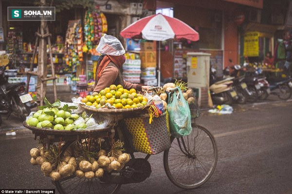 Một Hà Nội thật khác qua góc máy của nhiếp ảnh gia nước ngoài - Ảnh 1.