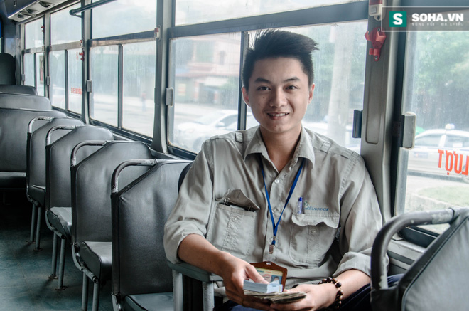 Anh chàng phụ xe bus luôn khiến các hành khách nữ bối rối - Ảnh 1.