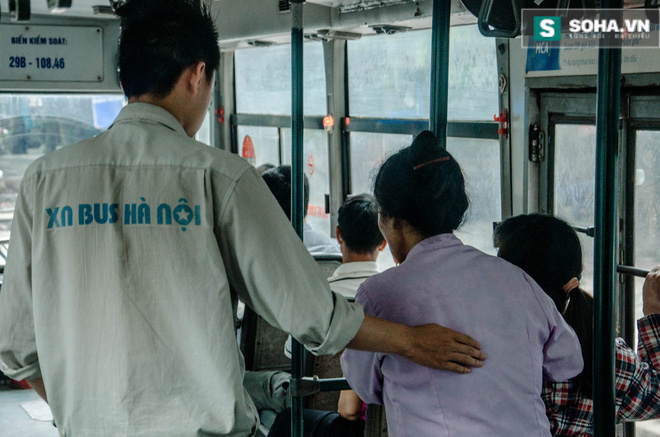 Anh chàng phụ xe bus luôn khiến các hành khách nữ bối rối - Ảnh 3.