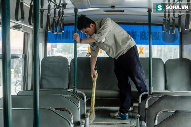 Anh chàng phụ xe bus luôn khiến các hành khách nữ bối rối - Ảnh 6.