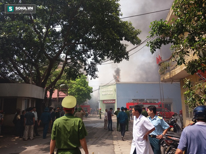 Cháy dữ dội ở Công ty Hồng Hà, khói bốc cao hàng trăm mét - Ảnh 1.