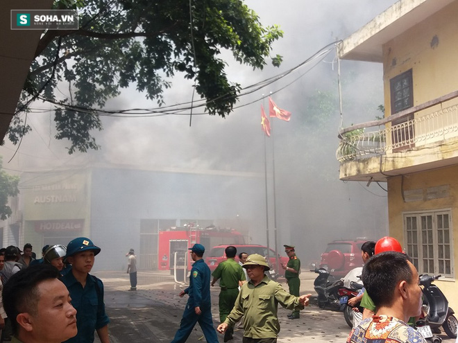 Cháy dữ dội ở Công ty Hồng Hà, khói bốc cao hàng trăm mét - Ảnh 2.