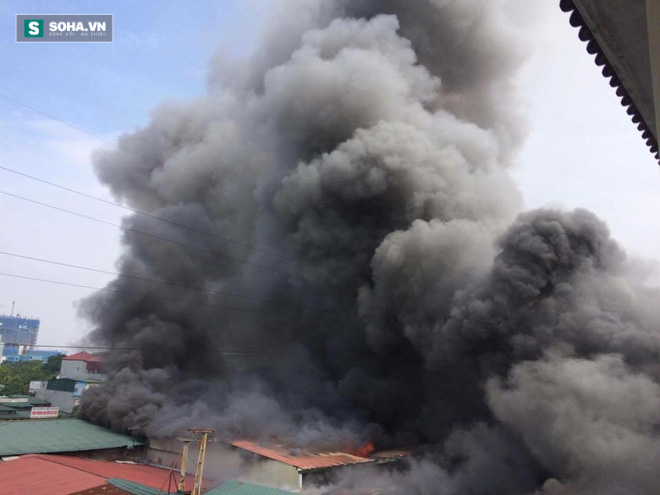 Cháy dữ dội ở Công ty Hồng Hà, khói bốc cao hàng trăm mét - Ảnh 6.