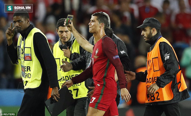 Ronaldo lỡ penalty: Không trượt mới lạ! - Ảnh 3.