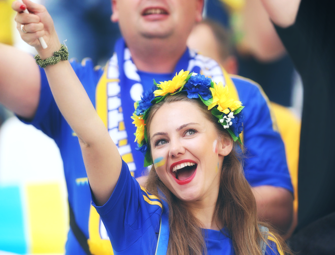 Những nhan sắc xinh như hoa hậu trên khán đài Euro 2016 - Ảnh 5.