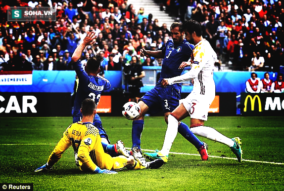 Italia lạ lùng, Azzurri thần thánh hạ đẹp Tây Ban Nha 2-0! - Ảnh 3.