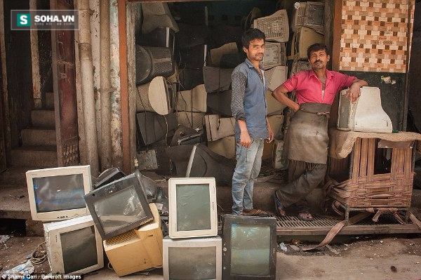 Cuộc sống mưu sinh trên bãi rác thải điện tử khổng lồ ở Ấn Độ - Ảnh 1.