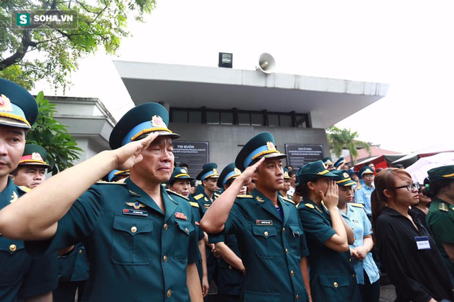 Các đồng chí, đồng đội đến chào tiễn biệt trong ngày lễ truy điệu 9 phi công.