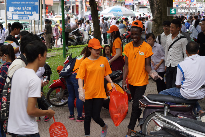 Chàng Tây đi nhặt rác ở điểm thi ĐH Thủy Lợi gây chú ý - Ảnh 1.