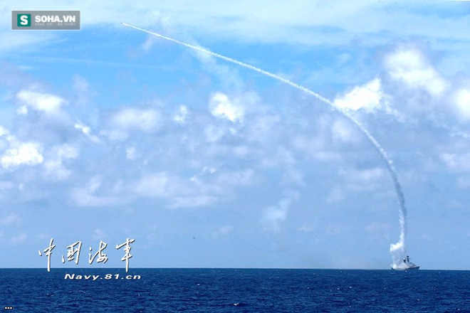 Tàu chiến TQ ầm ầm phóng tên lửa trước ngày phán quyết của PCA - Ảnh 1.