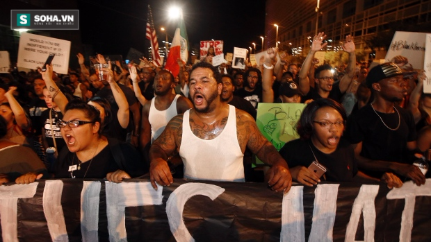 Biểu tình trên khắp nước Mỹ phản đối cảnh sát bắn người da đen - Ảnh 1.