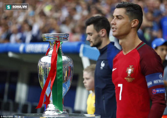 Ronaldo: Khóc lóc rời sân rồi cực yêu khi cướp quyền chỉ đạo - Ảnh 1.